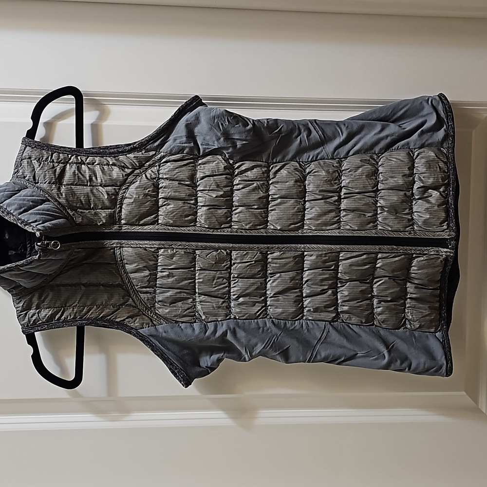 220. Lululemon Run: Turn Around Vest - Picture 6 of 12
